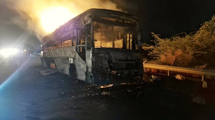 दिल्ली से बिहार जा रही डबल डेकर बस में लगी भीषण आग