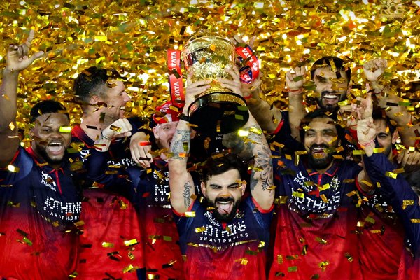 IPL फाइनल में विराट कोहली ने लगाई रिकॉर्ड्स की झड़ी, यादगार छक्के से बनाया आरसीबी को चैंपियन