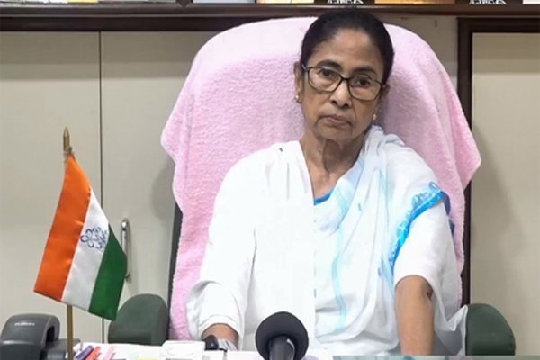 पश्चिम बंगाल: धरने के जरिए मैदान में उतरेंगी ममता बनर्जी, टीएमसी विधायकों की मौजूदगी पर नजर