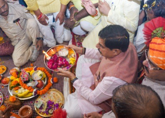 मध्य प्रदेश के मुख्यमंत्री मोहन यादव ने बच्चों को माखन- मिश्री खिलाकर मनाई श्री कृष्ण जन्माष्टमी